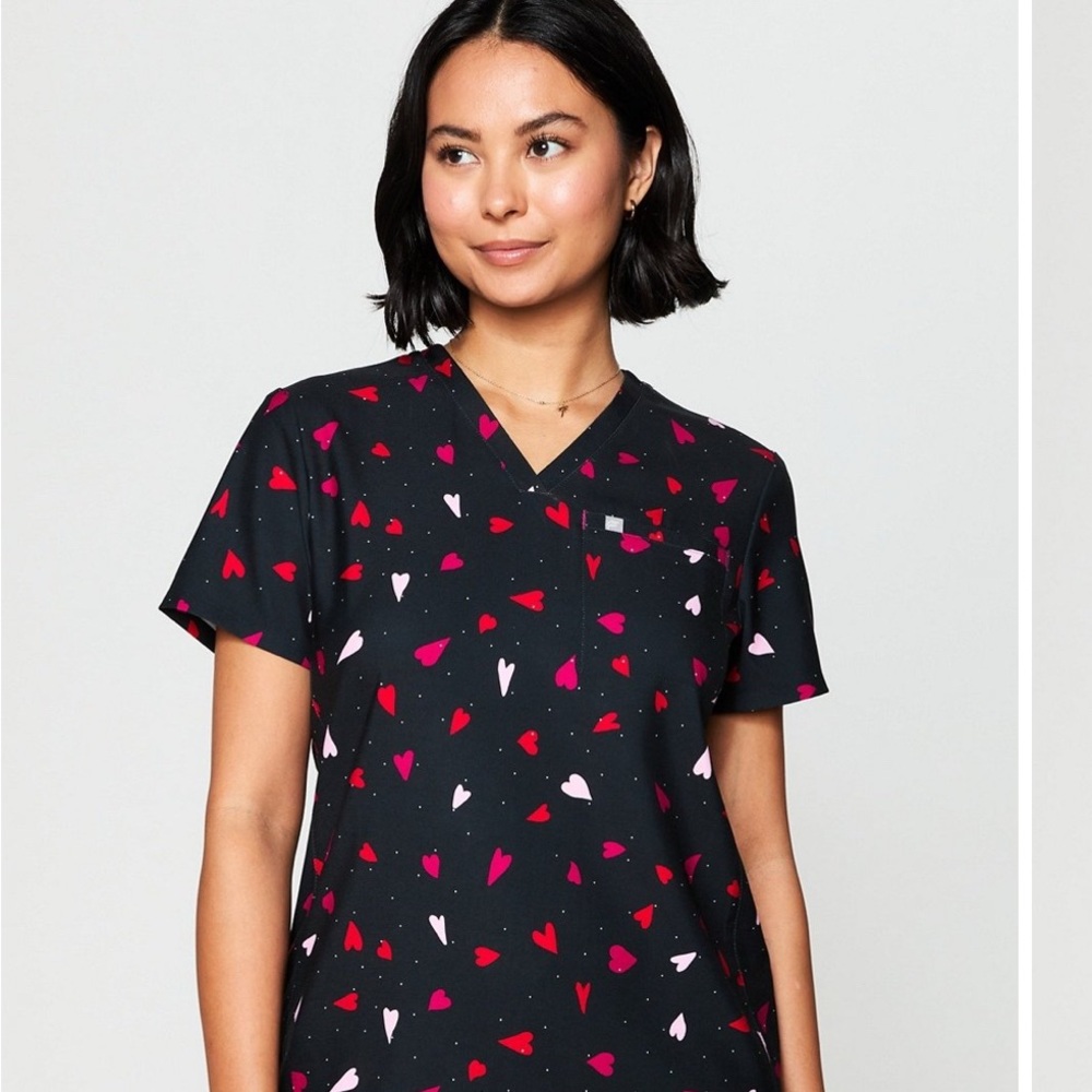 Fabletics Vital 1-Pocket Scrub Top in Heart Pumping Black - Picture 2 of 8